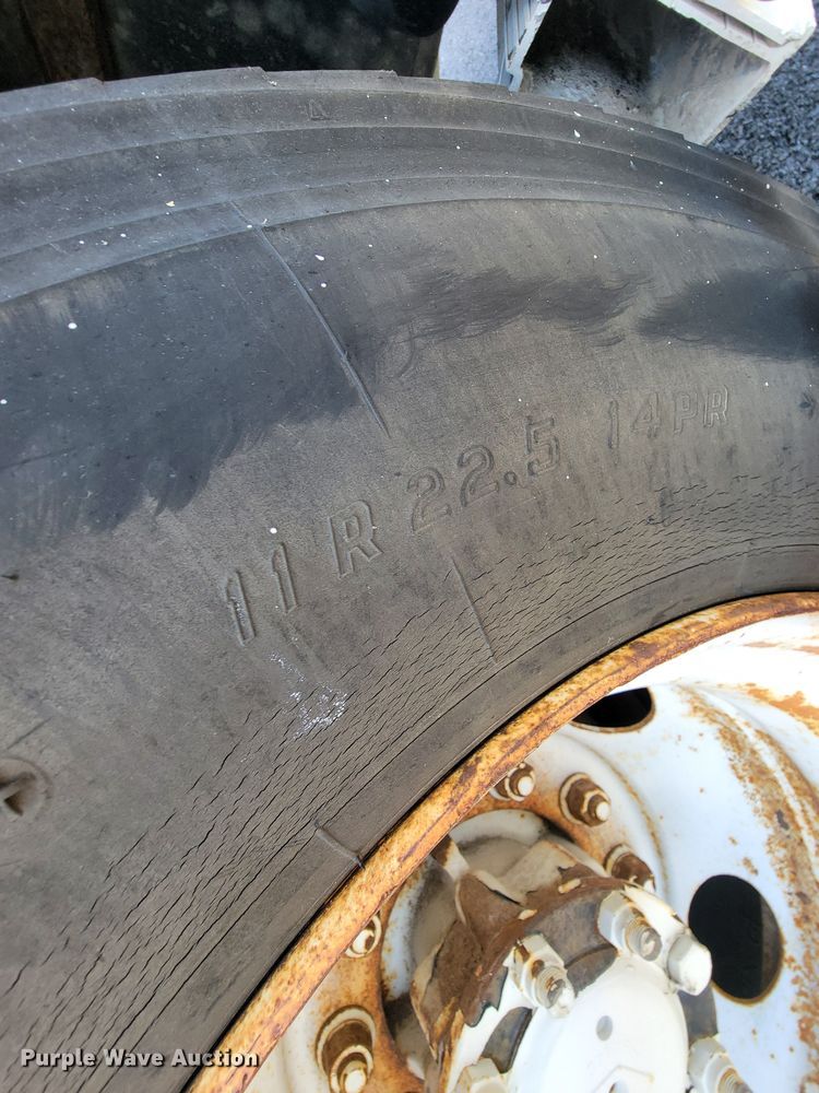 image for item IV9013 1997 International 4900  refrigerated delivery truck