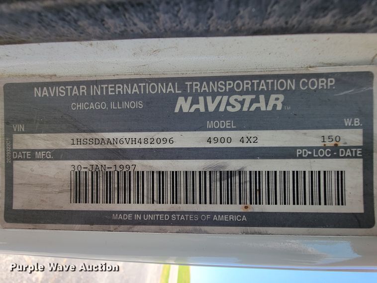 image for item IV9013 1997 International 4900  refrigerated delivery truck