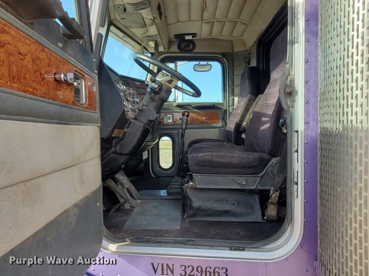 image for item IX9230 1993 Peterbilt 377  semi truck