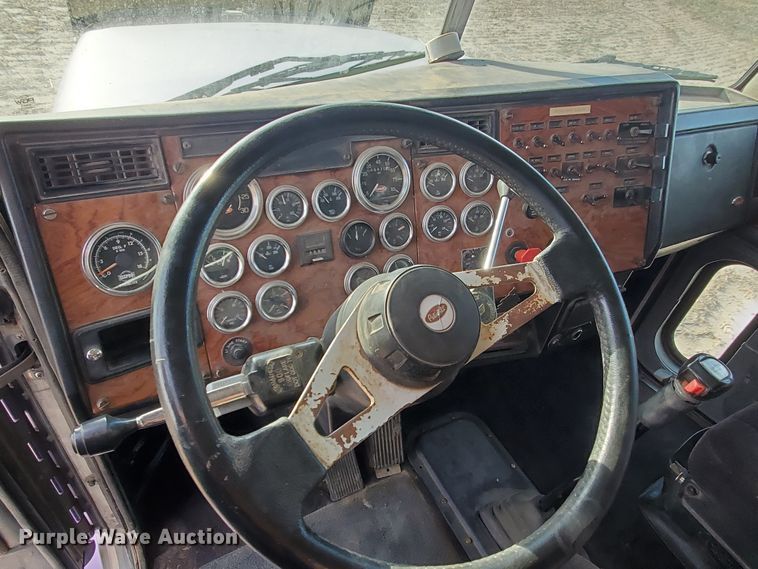 image for item IX9230 1993 Peterbilt 377  semi truck