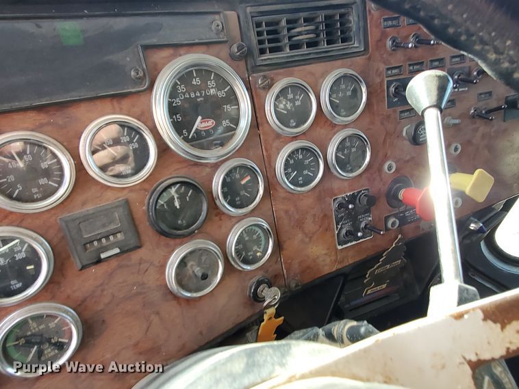 image for item IX9230 1993 Peterbilt 377  semi truck