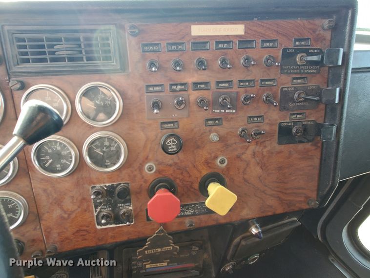 image for item IX9230 1993 Peterbilt 377  semi truck