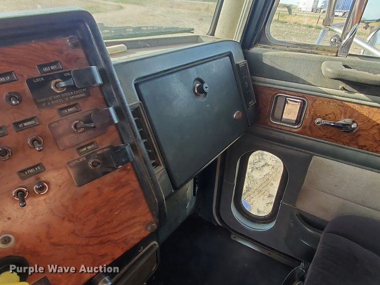 image for item IX9230 1993 Peterbilt 377  semi truck