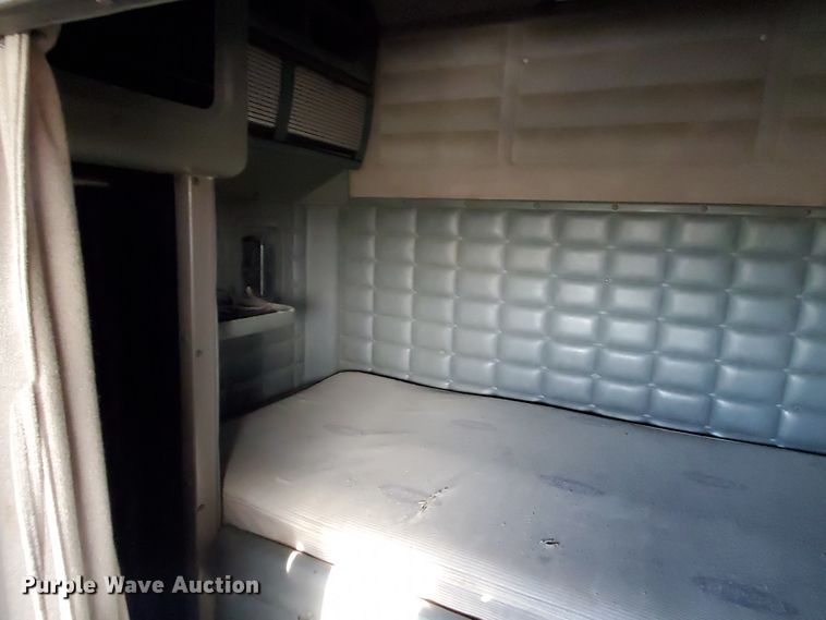 image for item IX9230 1993 Peterbilt 377  semi truck