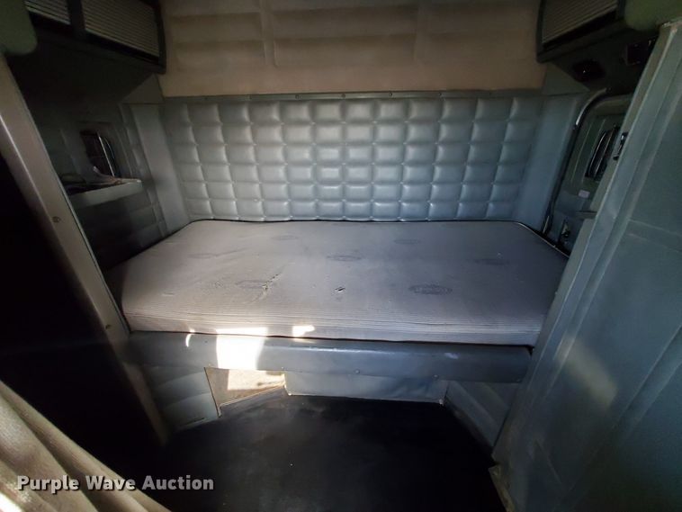 image for item IX9230 1993 Peterbilt 377  semi truck