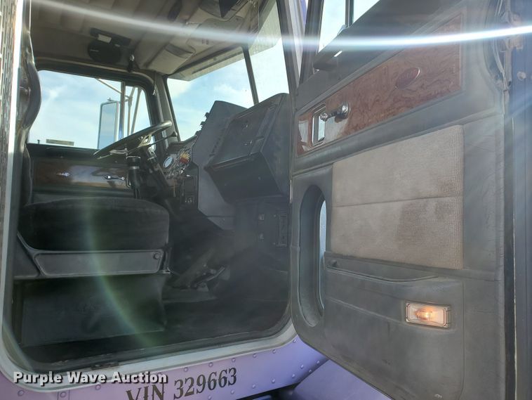 image for item IX9230 1993 Peterbilt 377  semi truck