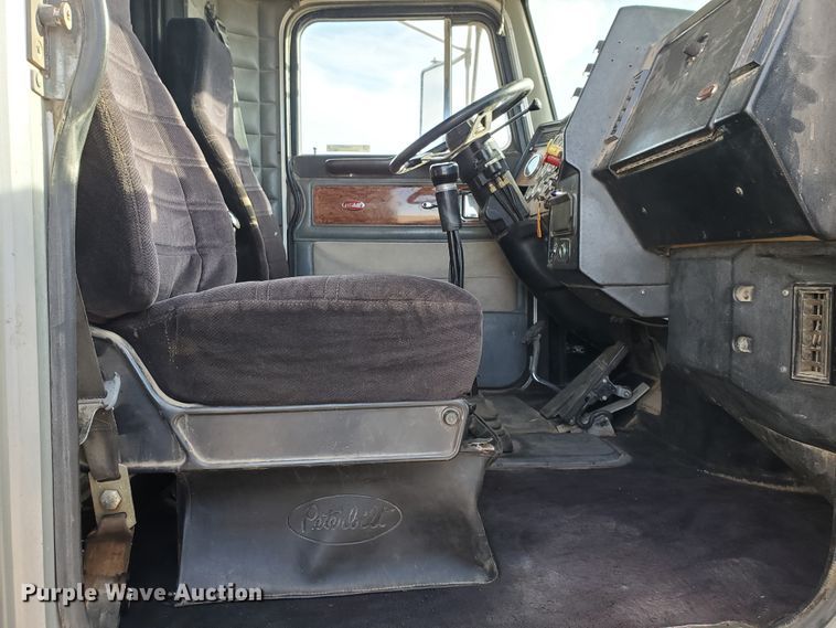 image for item IX9230 1993 Peterbilt 377  semi truck