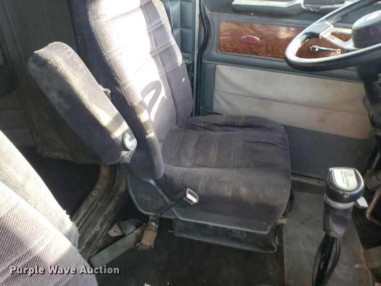 image for item IX9230 1993 Peterbilt 377  semi truck