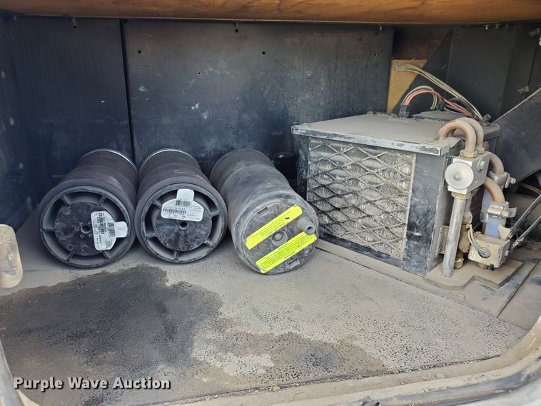 image for item IX9230 1993 Peterbilt 377  semi truck