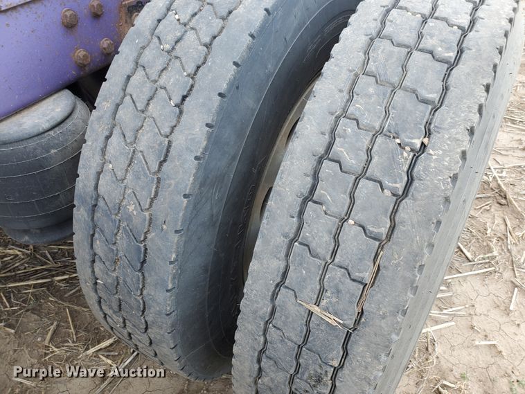 image for item IX9230 1993 Peterbilt 377  semi truck