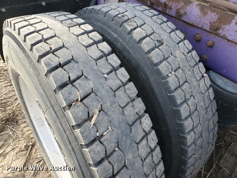 image for item IX9230 1993 Peterbilt 377  semi truck