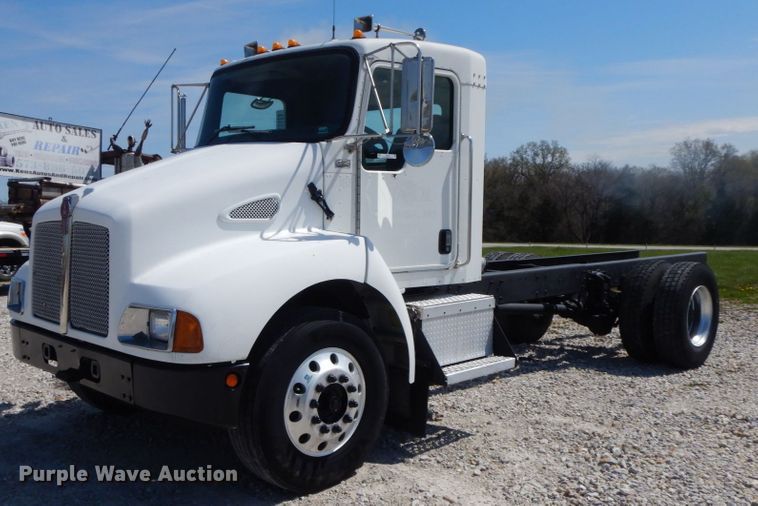 image for item IX9483 2005 Kenworth T300  truck cab and chassis