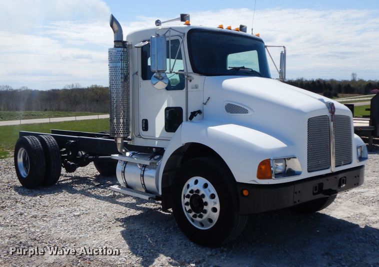 image for item IX9483 2005 Kenworth T300  truck cab and chassis