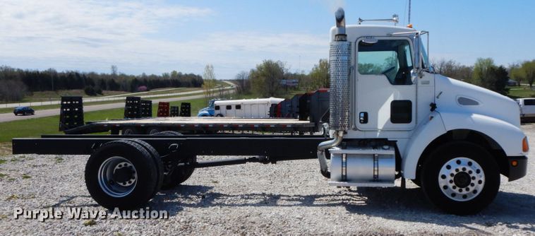 image for item IX9483 2005 Kenworth T300  truck cab and chassis