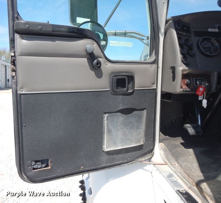 image for item IX9483 2005 Kenworth T300  truck cab and chassis