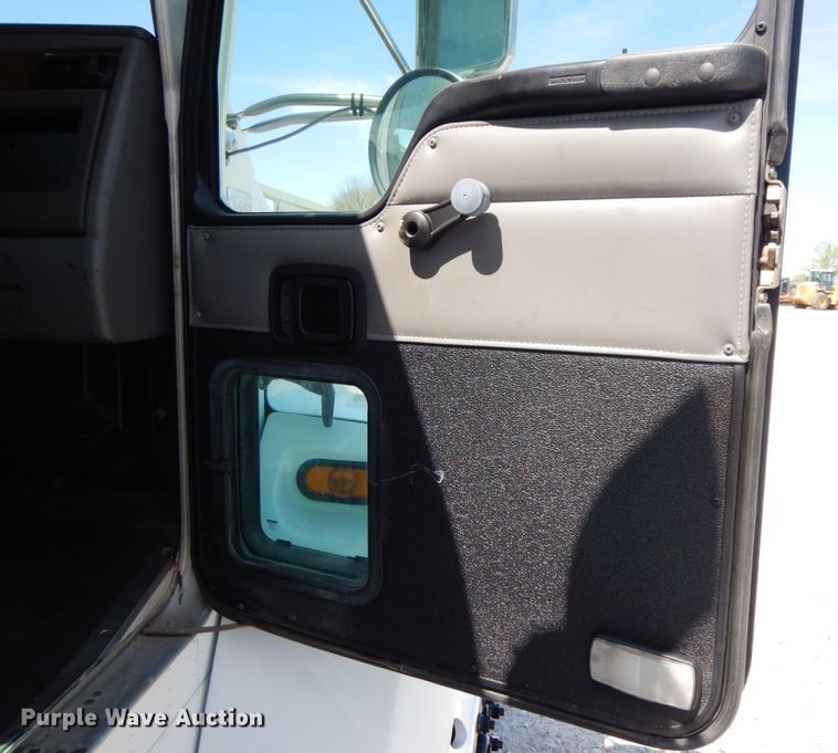 image for item IX9483 2005 Kenworth T300  truck cab and chassis
