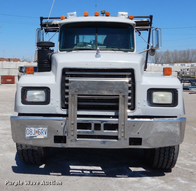 image for item IY9549 2000 Mack RD688S  roll-off container truck