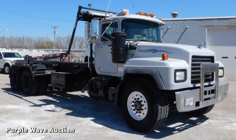 image for item IY9549 2000 Mack RD688S  roll-off container truck