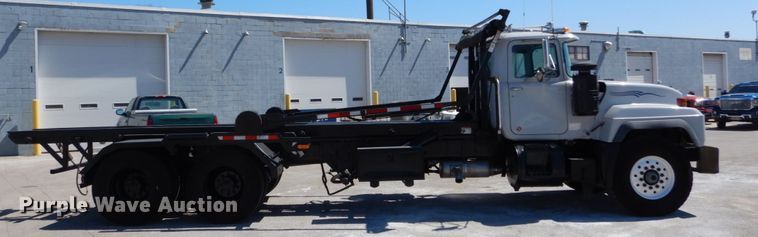 image for item IY9549 2000 Mack RD688S  roll-off container truck