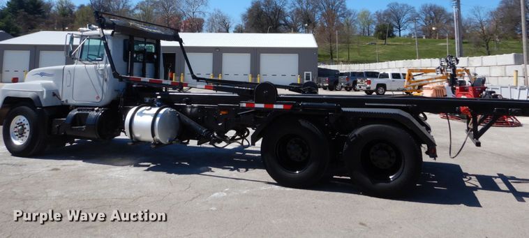 image for item IY9549 2000 Mack RD688S  roll-off container truck