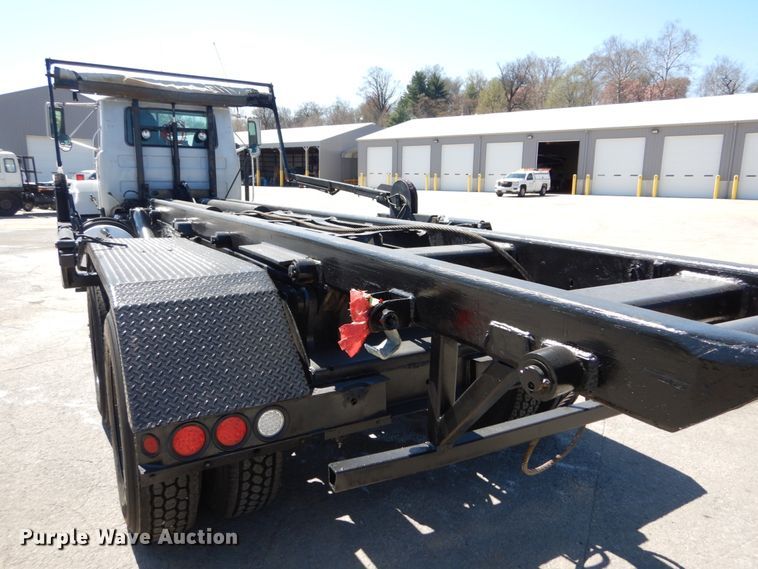 image for item IY9549 2000 Mack RD688S  roll-off container truck