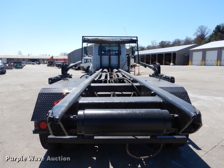 image for item IY9549 2000 Mack RD688S  roll-off container truck