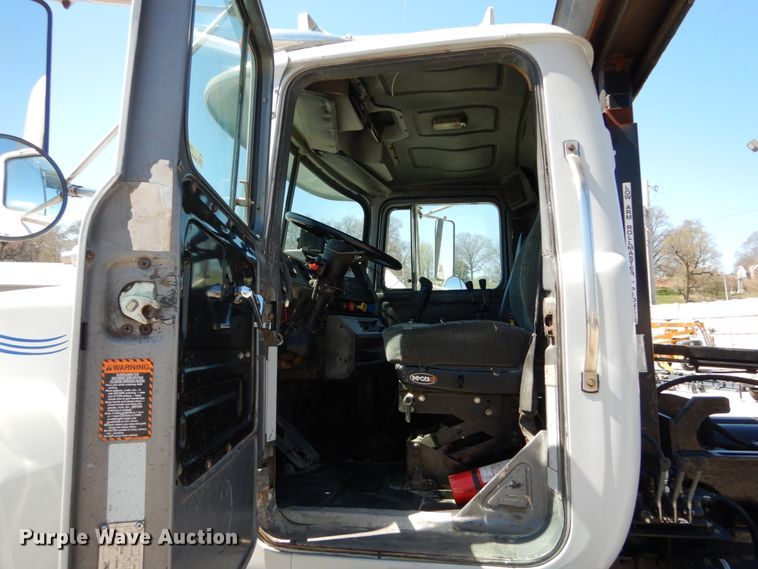 image for item IY9549 2000 Mack RD688S  roll-off container truck