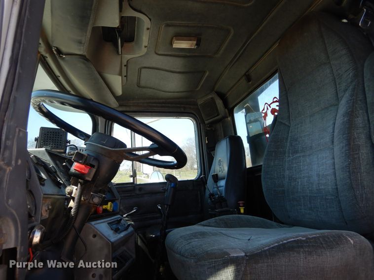 image for item IY9549 2000 Mack RD688S  roll-off container truck