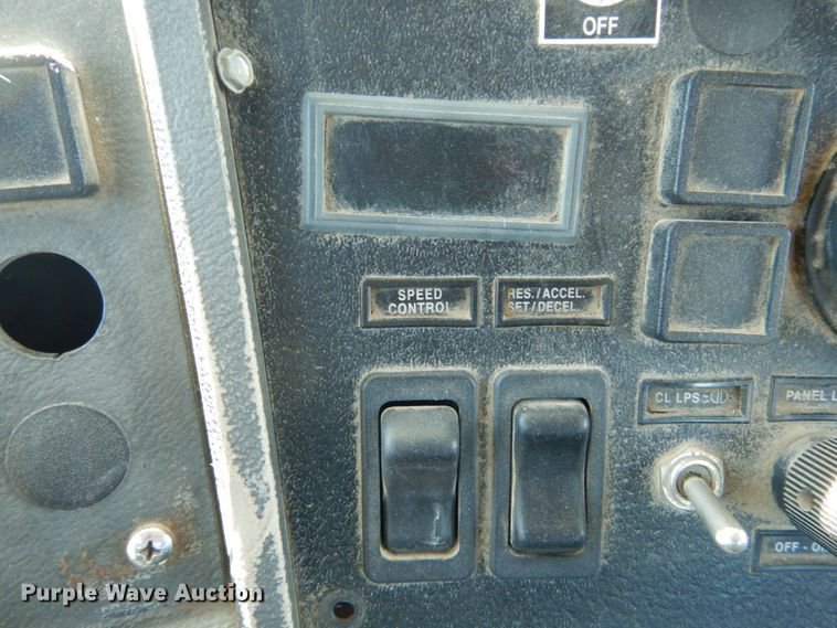 image for item IY9549 2000 Mack RD688S  roll-off container truck