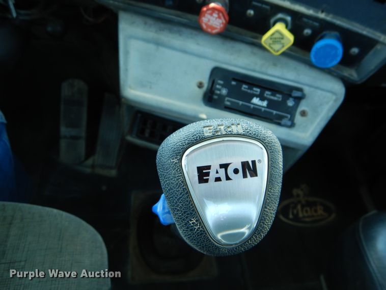 image for item IY9549 2000 Mack RD688S  roll-off container truck