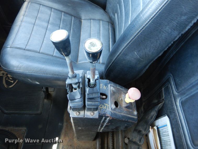 image for item IY9549 2000 Mack RD688S  roll-off container truck