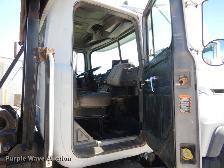 image for item IY9549 2000 Mack RD688S  roll-off container truck