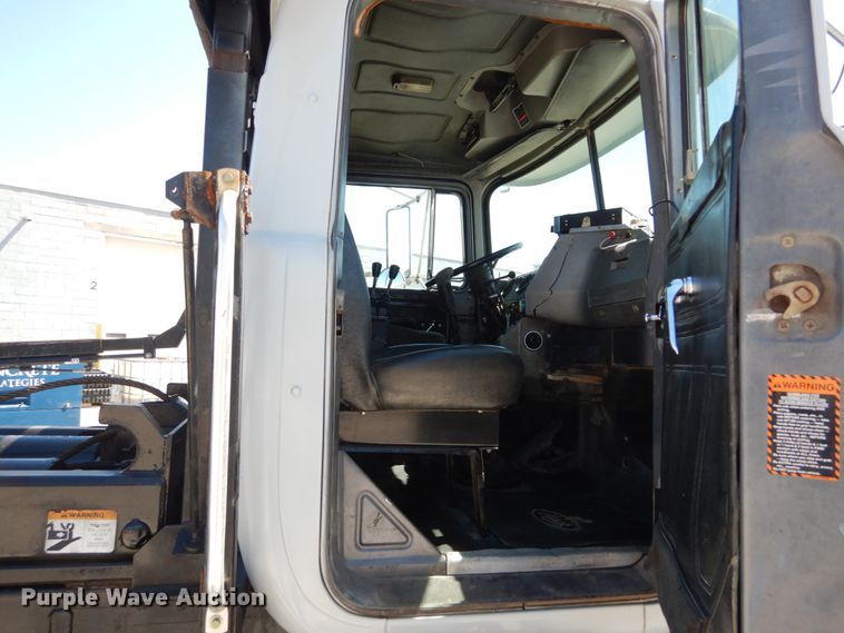 image for item IY9549 2000 Mack RD688S  roll-off container truck