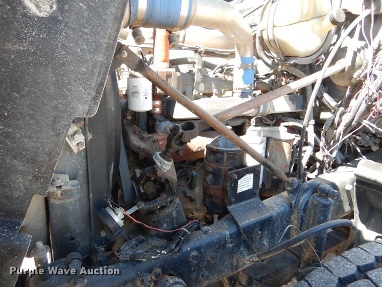 image for item IY9549 2000 Mack RD688S  roll-off container truck