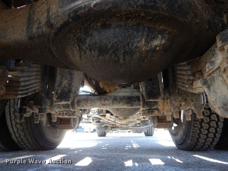 image for item IY9549 2000 Mack RD688S  roll-off container truck