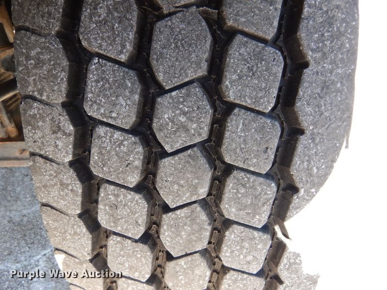 image for item IY9549 2000 Mack RD688S  roll-off container truck