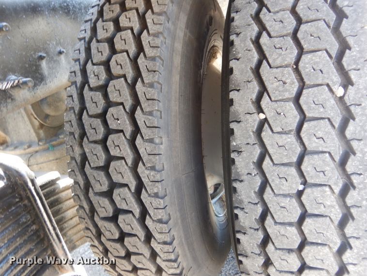 image for item IY9549 2000 Mack RD688S  roll-off container truck