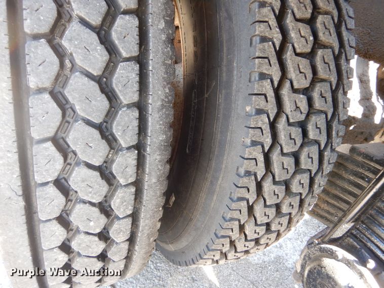 image for item IY9549 2000 Mack RD688S  roll-off container truck