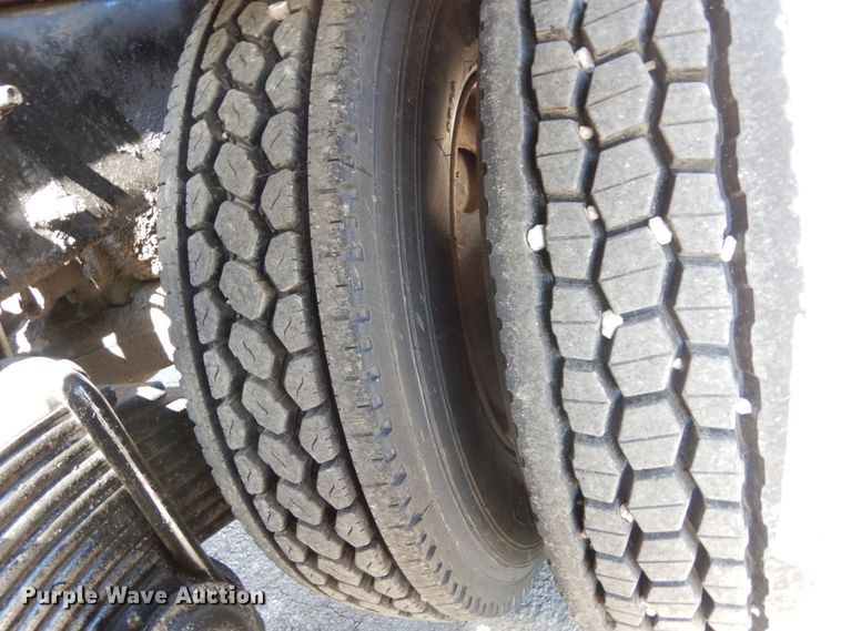 image for item IY9549 2000 Mack RD688S  roll-off container truck