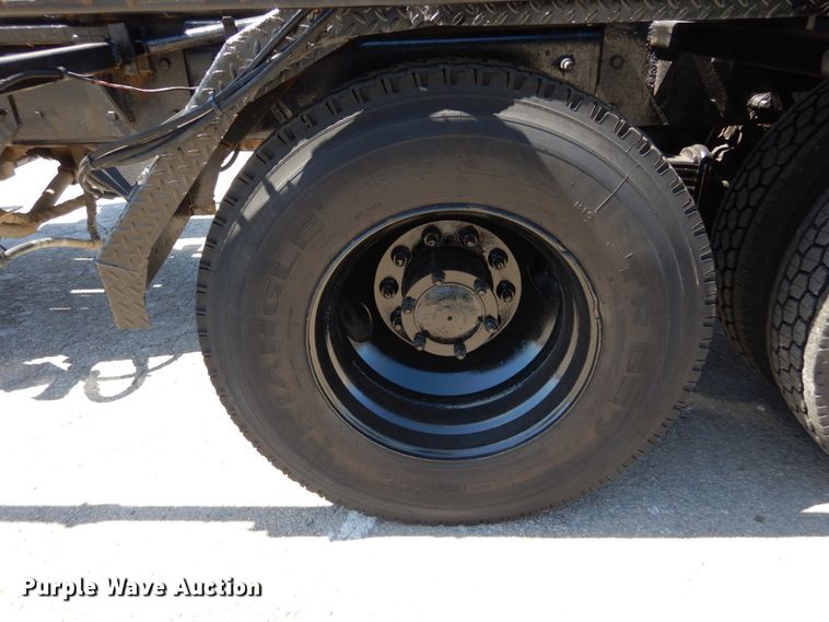 image for item IY9549 2000 Mack RD688S  roll-off container truck