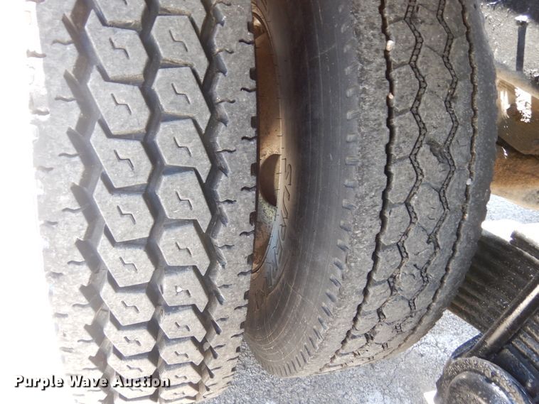 image for item IY9549 2000 Mack RD688S  roll-off container truck