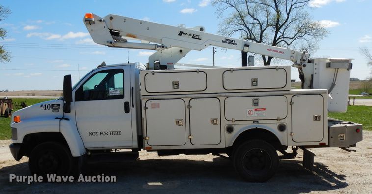 image for item DF6773 2005 GMC C4500  bucket truck