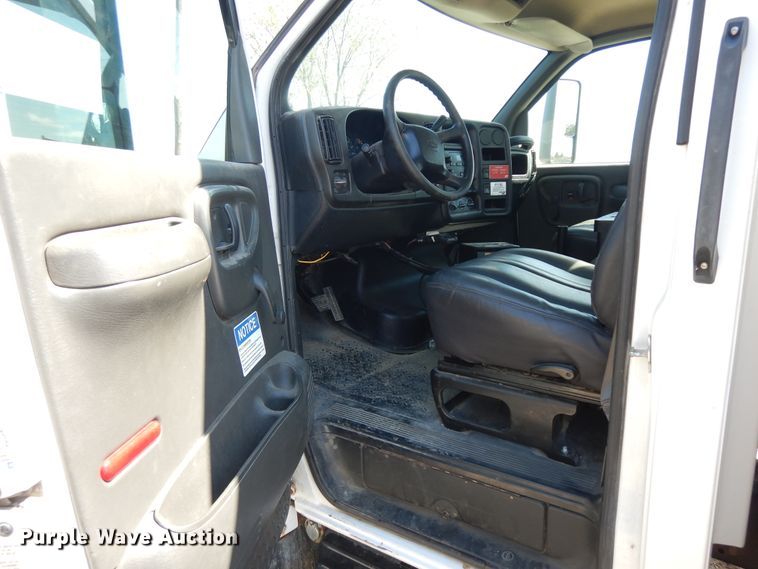 image for item DF6773 2005 GMC C4500  bucket truck