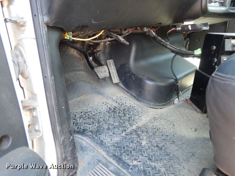 image for item DF6773 2005 GMC C4500  bucket truck