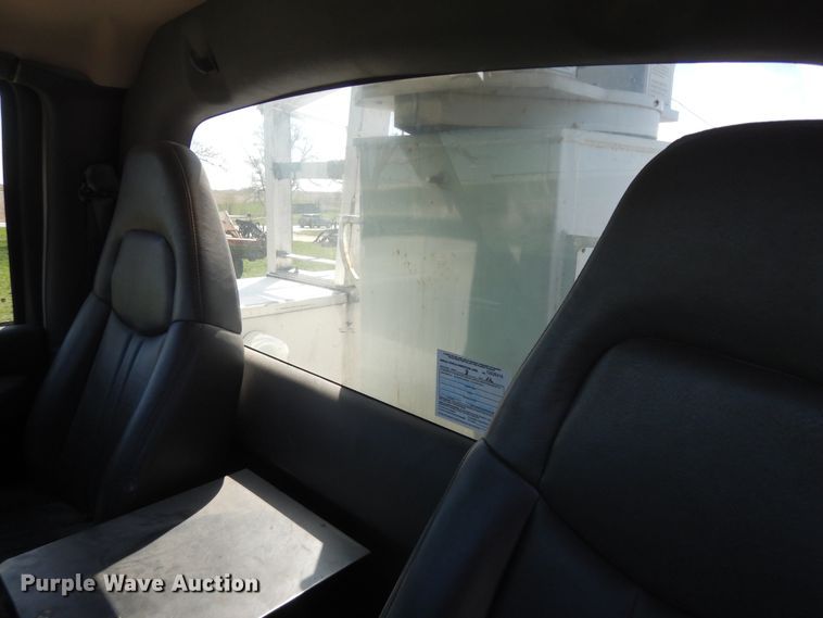 image for item DF6773 2005 GMC C4500  bucket truck