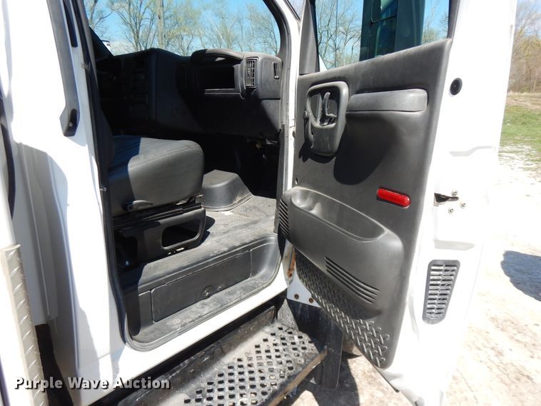 image for item DF6773 2005 GMC C4500  bucket truck