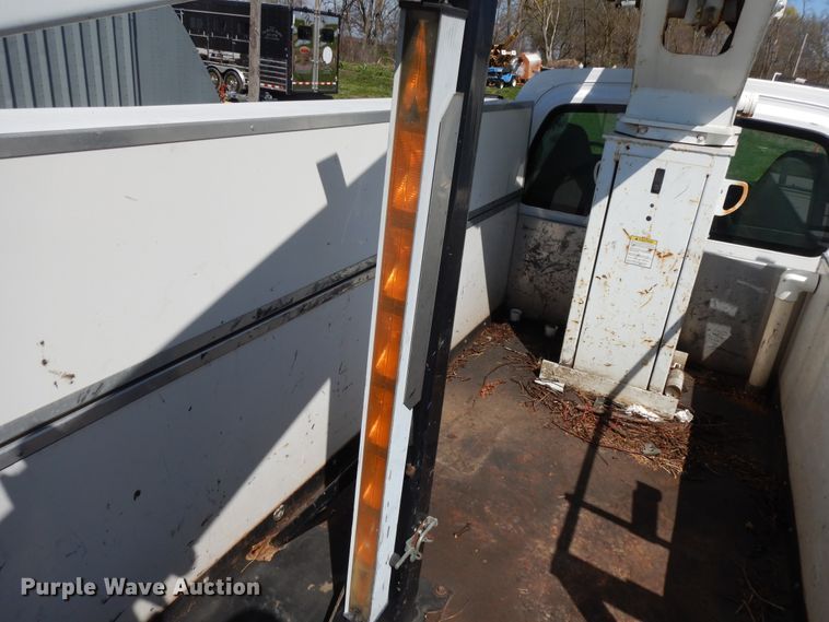 image for item DF6773 2005 GMC C4500  bucket truck