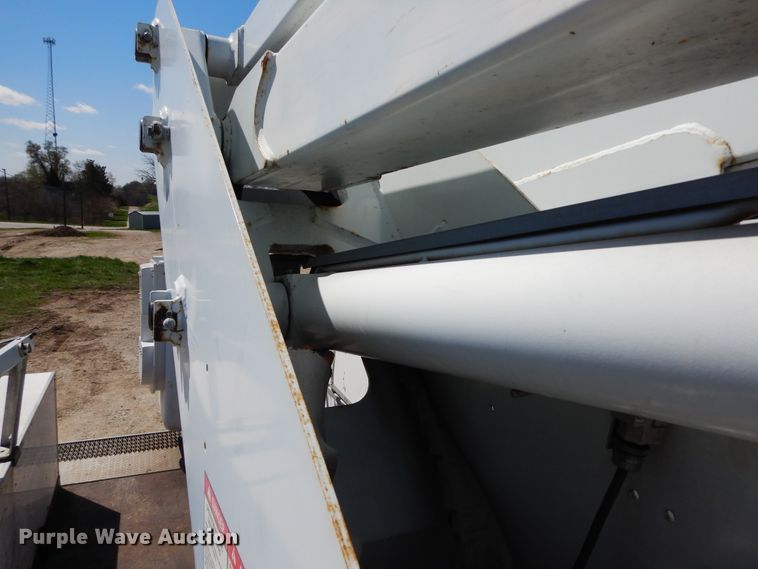 image for item DF6773 2005 GMC C4500  bucket truck