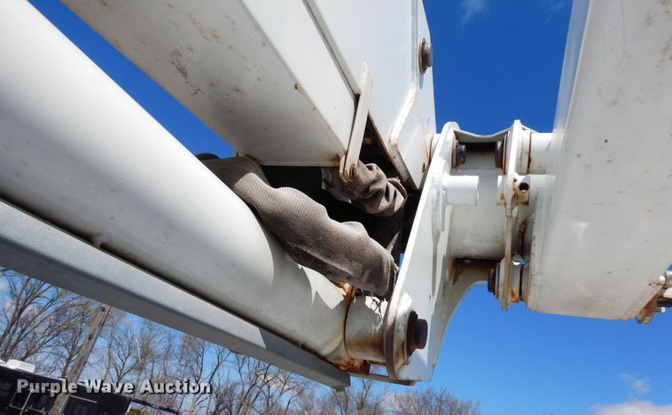 image for item DF6773 2005 GMC C4500  bucket truck