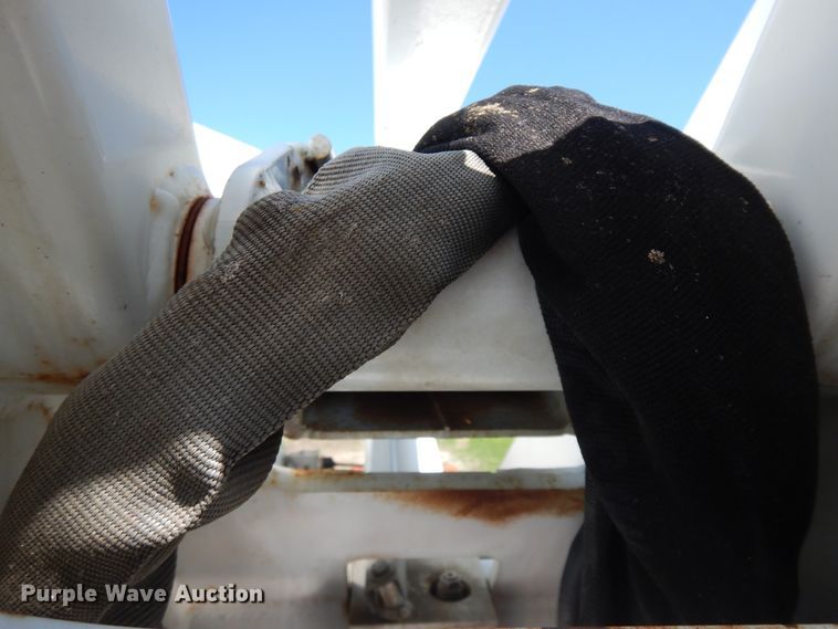 image for item DF6773 2005 GMC C4500  bucket truck